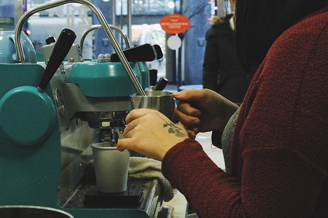 barista makes a latte