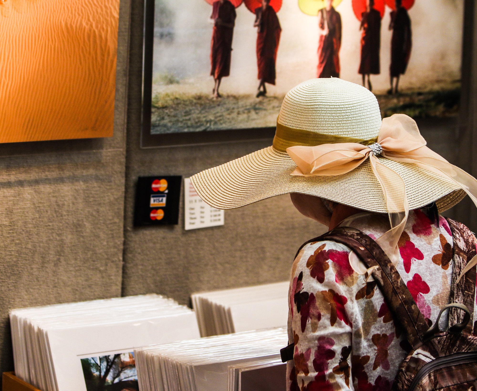 Visiter at an artisan marketplace