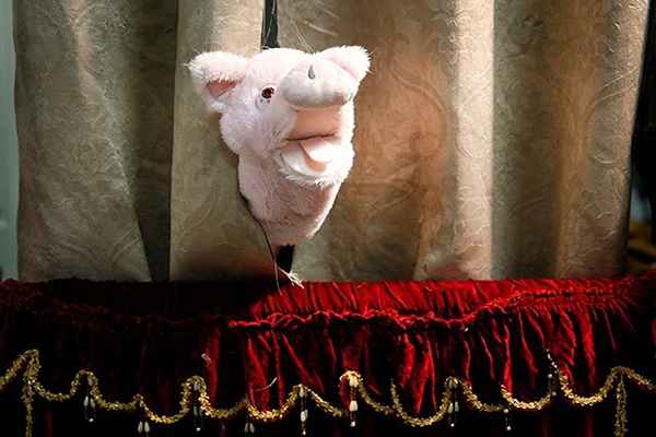sock puppet pig belting a karaoke tune